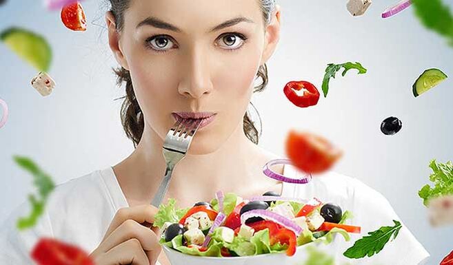 Frau mit mediterranem Diätsalat.